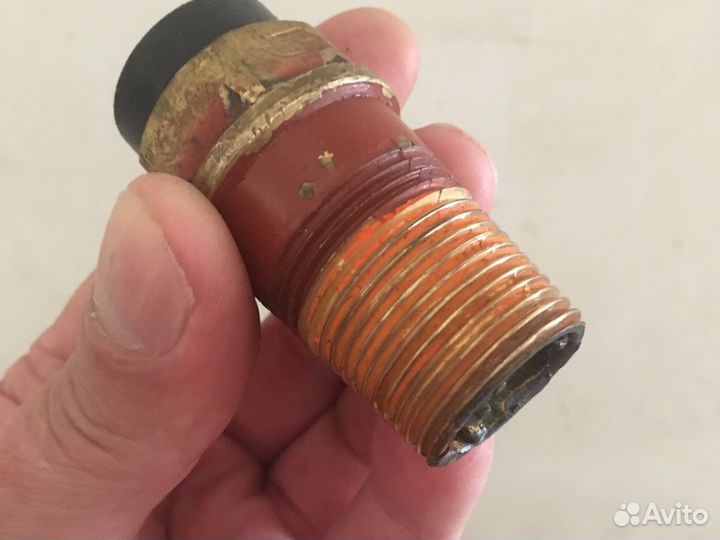 Редуктор и клапан