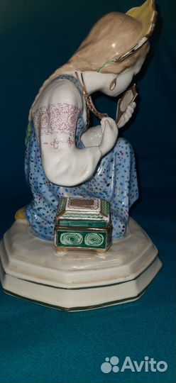 Фарфоровая статуэтка Малахитовая шкатулка