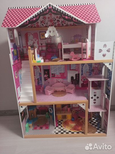 Большой кукольный домик с мебелью