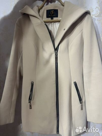 Пальто с капюшоном 46 размер