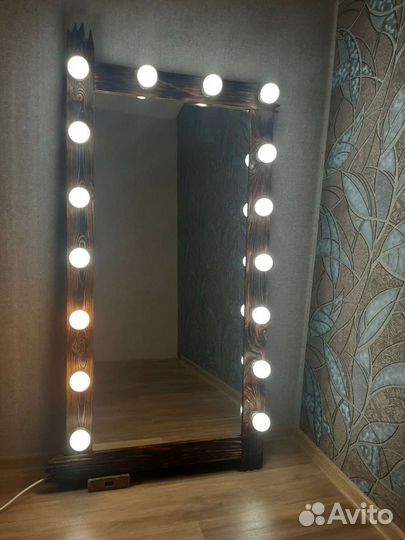 Гримерное зеркало с лампочками