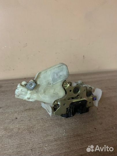 Замок передний правый X-Trail (T30)