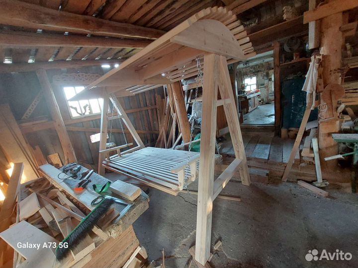 Садовые качели из дерева