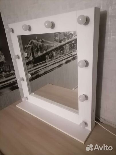 Гримерное зеркало с полкой и лампочками