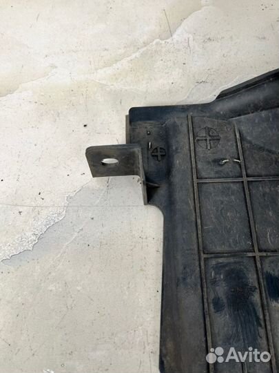 Дефлектор радиатора правый Nissan Qashqai J10