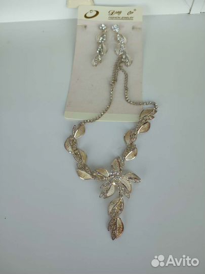 Утонченный набор украшений