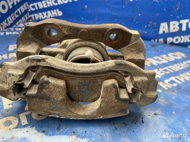 Передний левый суппорт. Peugeot Partner