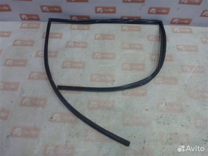 Уплотнительная резинка стекла задняя левая