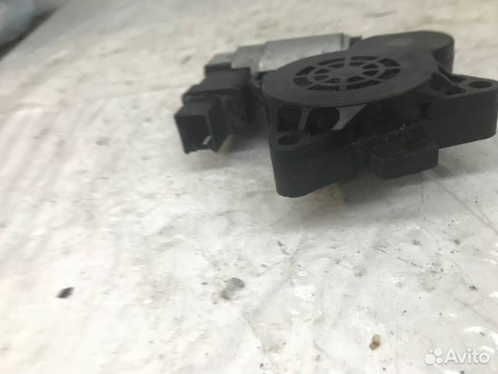 Моторчик заднего правого стеклоподъемника G22C5858