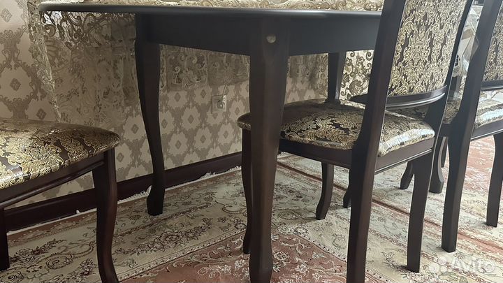 Стол со стульями