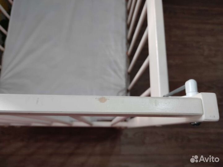 Детская кроватка с продольным маятником