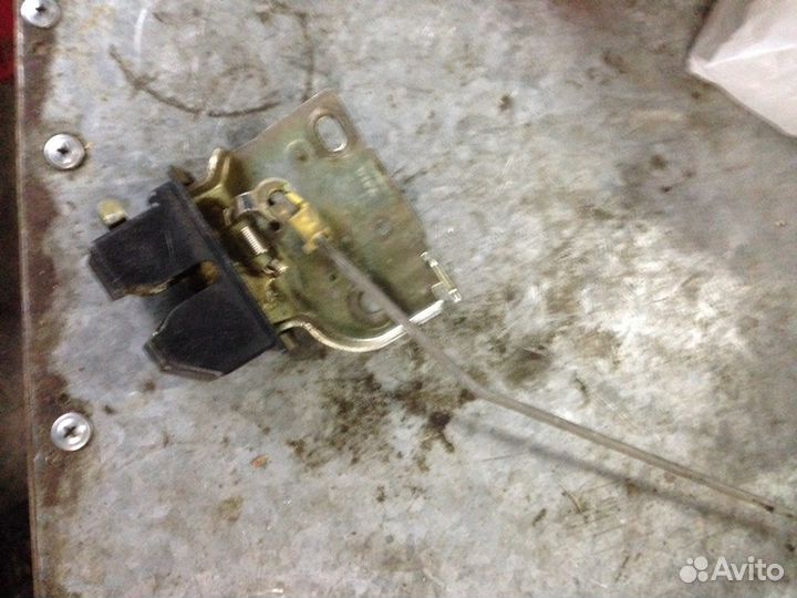 Mazda Familia 1996 323 седан замок багажника