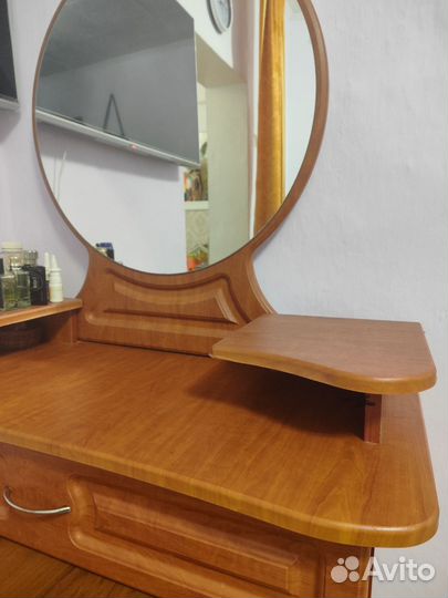 Туалетный столик с зеркалом