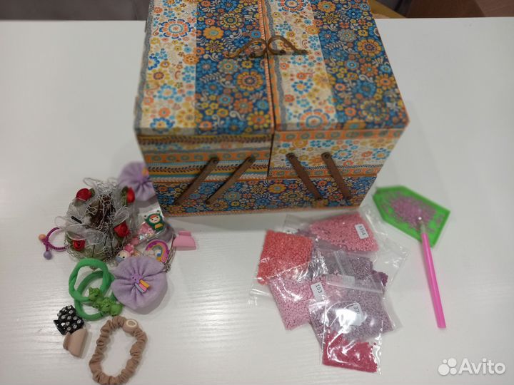 Деревянная шкатулка для рукоделия и украшения