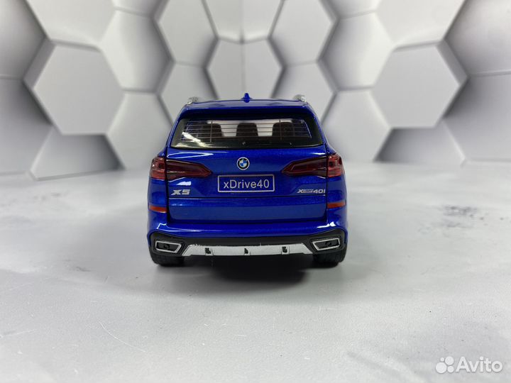 Модель машины BMW X5 синяя 1:24
