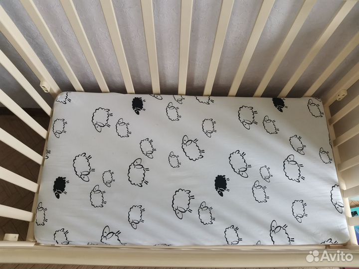 Детская кроватка с маятником