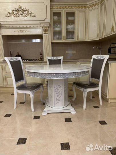 Кухонный стол и стулья