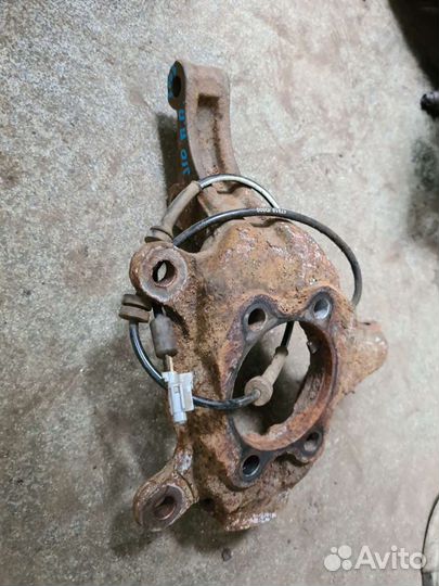 Кулак передний Nissan Qashqai j10