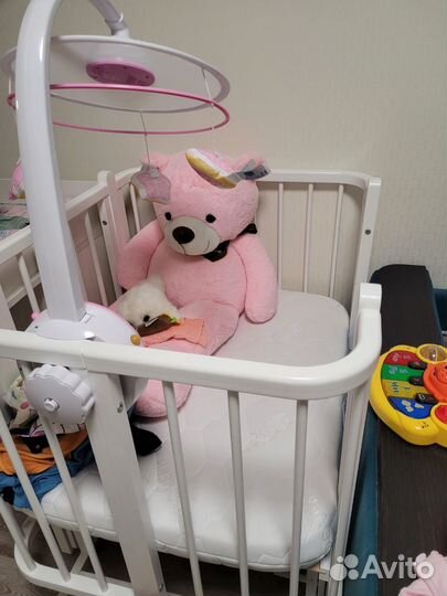 Детская кроватка с маятником