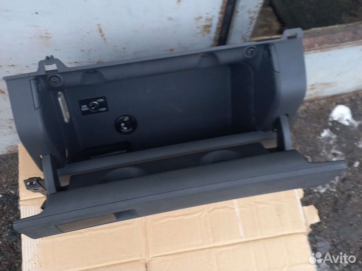 VW Touran (03-10) бардачок 1T1857097D низ торпеды