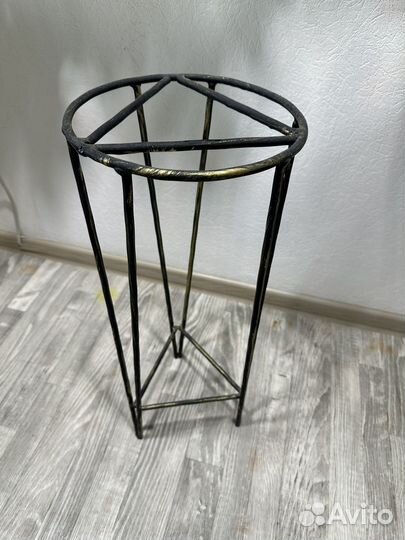 Металлическая подставка для цветов