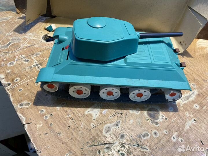 Советская игрушка танк
