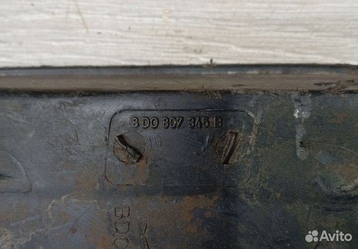 Заглушка (решетка) в бампер левая Audi A4 B5