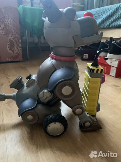 Робот-собака на пульте управления