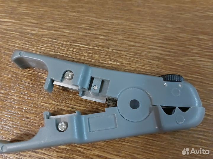 Стриппер для зачистки изоляции и обрезки кабеля