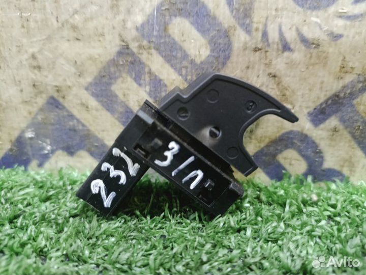 Кнопка стеклоподъемника задняя левая Volkswagen