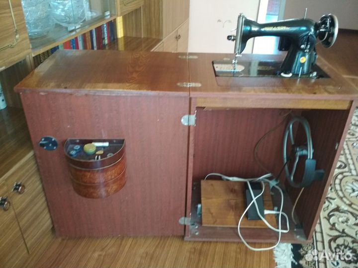 Швейная машинка ножная с электроприводом