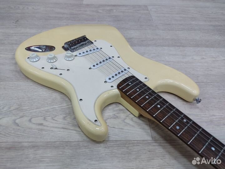 Электрогитара Fender Squier Bullet Strat Белый