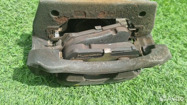 Суппорт тормозной передний правый Toyota Crown