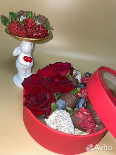 Клубника в шоколаде с цветами в форме сердца