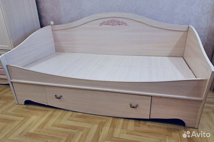 Кровать тахта с выдвижным ящиком и матрасом