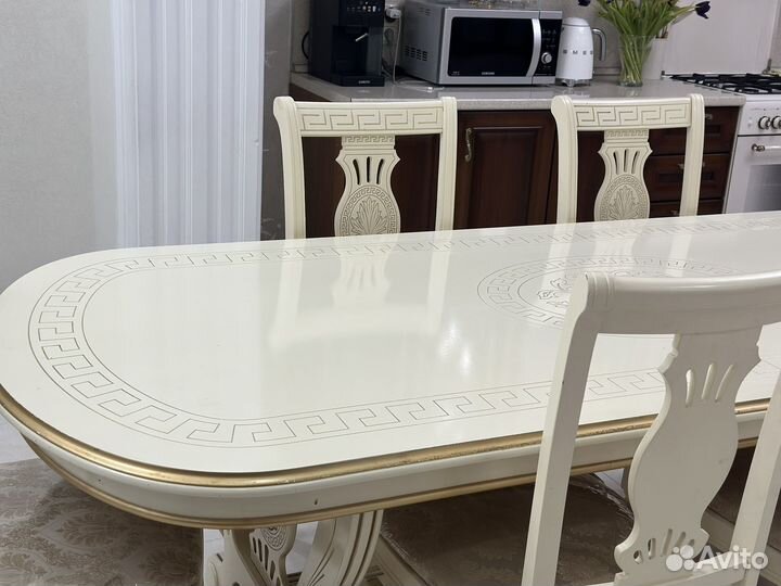 Стол и стулья