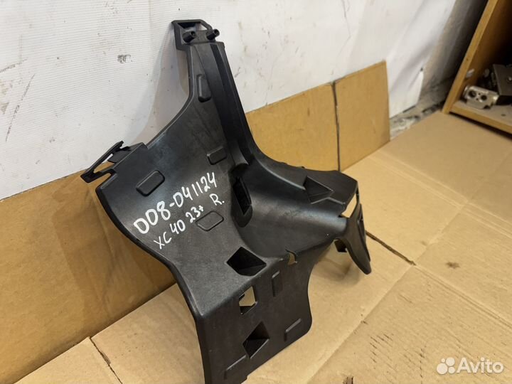 32136093 Кронштейн бампера переднего правый Volvo