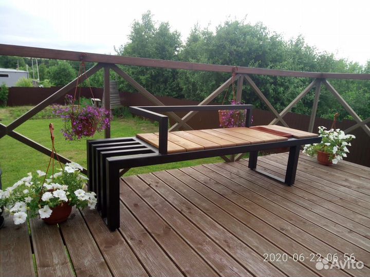 Скамейка с кашпо для цветов