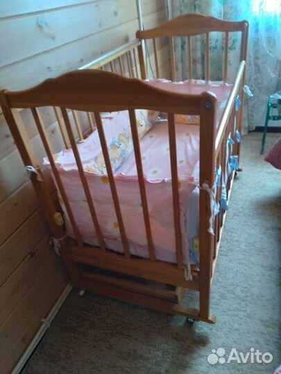 Детская кроватка с маятником и комодом