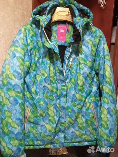 Легкие куртки и ветровки