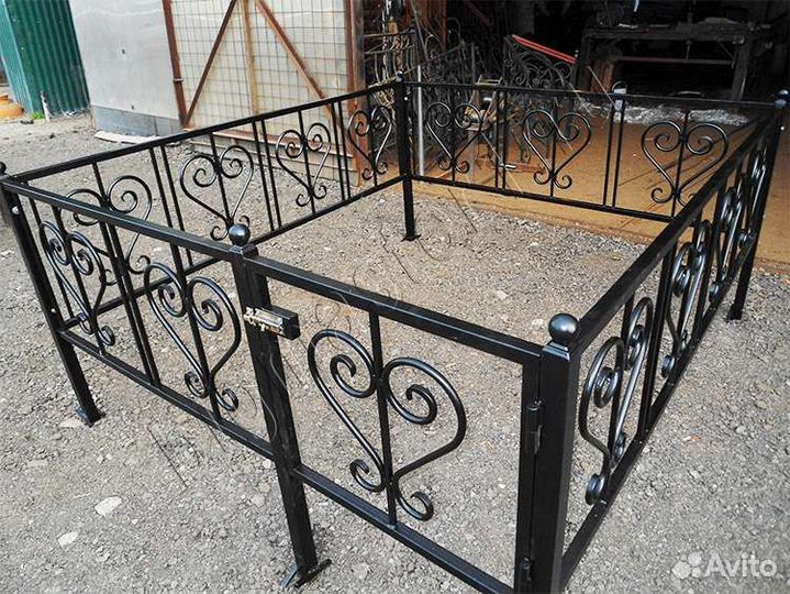 Оградки на кладбище стол и лавка