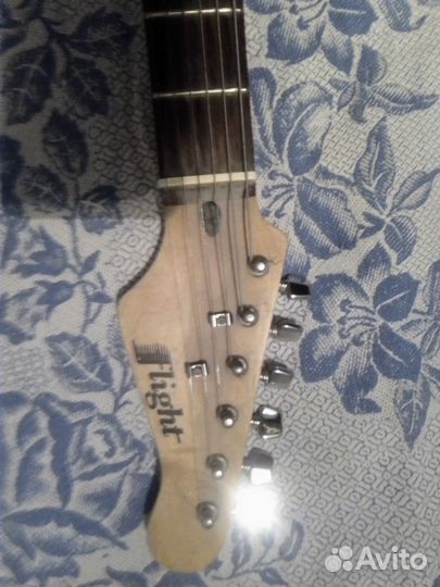 Электрогитара и комбоусилитель