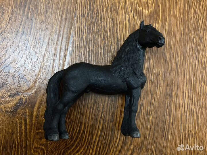 Фигурка лошади schleich