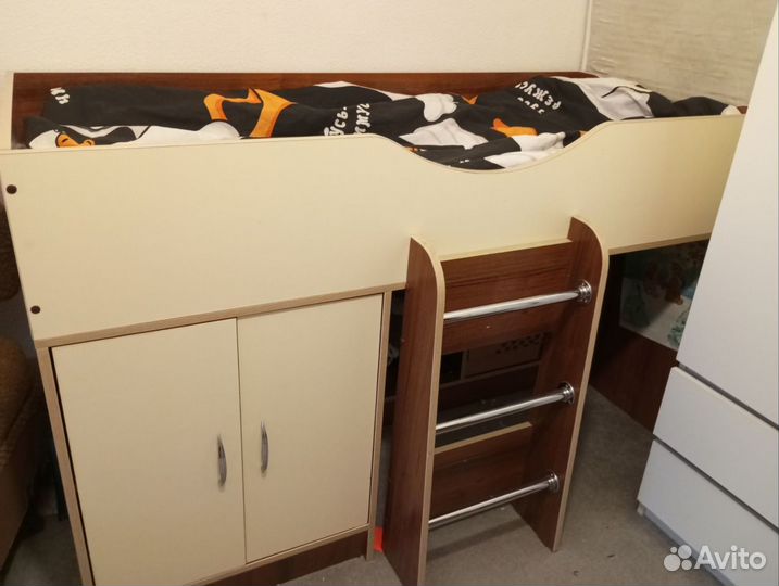 Детская кровать чердак со столом и шкафом бу