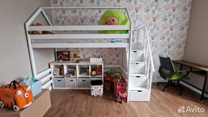 Детская кровать-чердак с лестницей комод