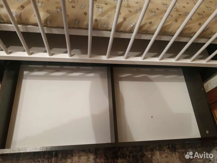 Детская кроватка с маятником и ящиком