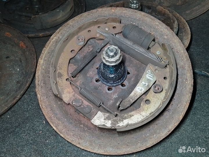 Кожух заднего колеса ось Volkswagen Passat B3