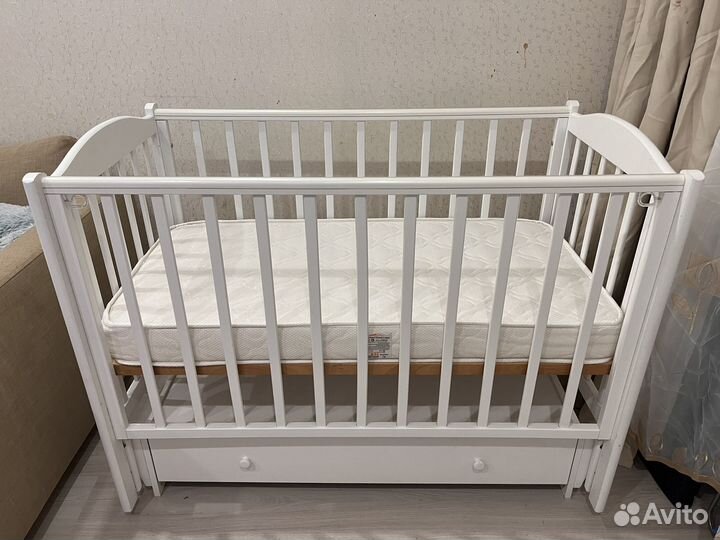 Детская кровать с матрасом и наматрасником