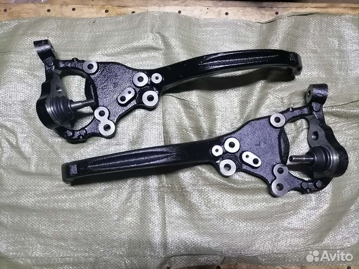 Кулак перед Dodge Challenger RWD