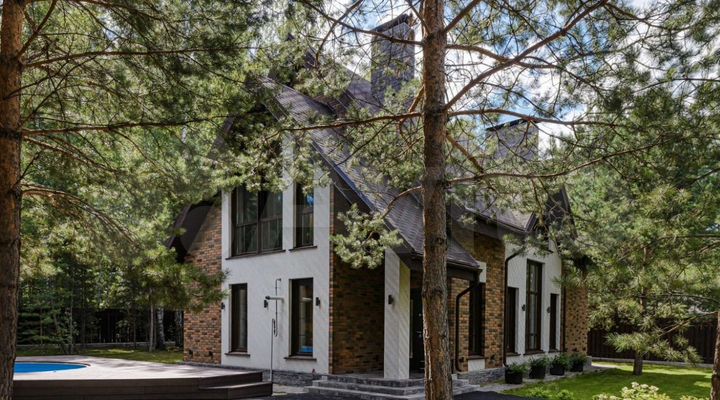 Коттедж 176 м² на участке 8 сот.